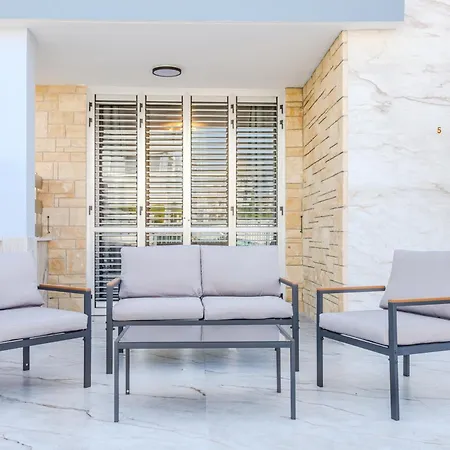 Seaside Elegant 1br Flat In Prime Location דירה פאפוס