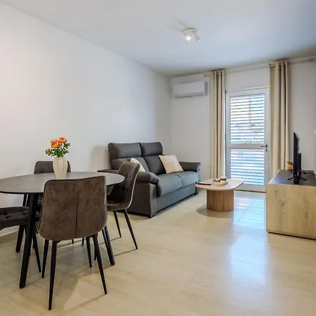 Seaside Elegant 1br Flat In Prime Location דירה פאפוס