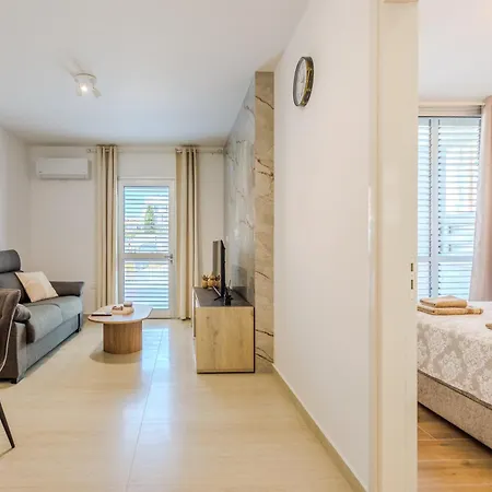 Seaside Elegant 1br Flat In Prime Location