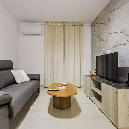 Seaside Elegant 1br Flat In Prime Location דירה פאפוס