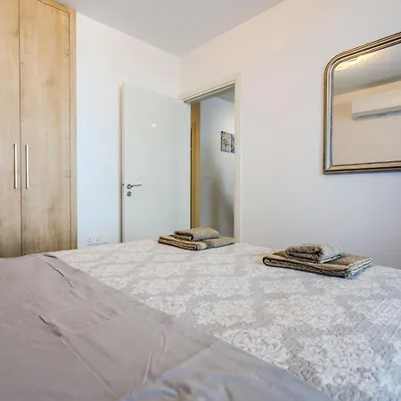 Seaside Elegant 1br Flat In Prime Location דירה