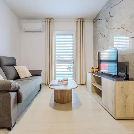 Seaside Elegant 1br Flat In Prime Location דירה *