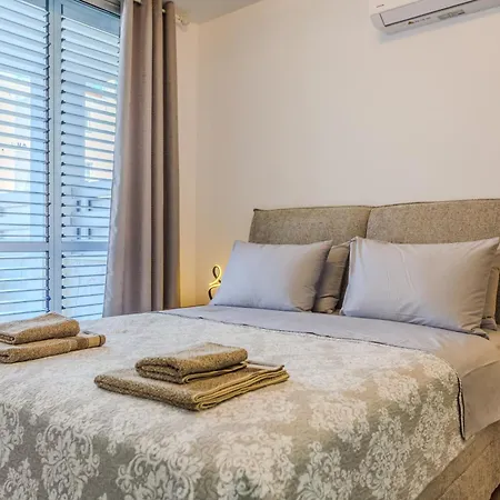 Seaside Elegant 1br Flat In Prime Location דירה פאפוס